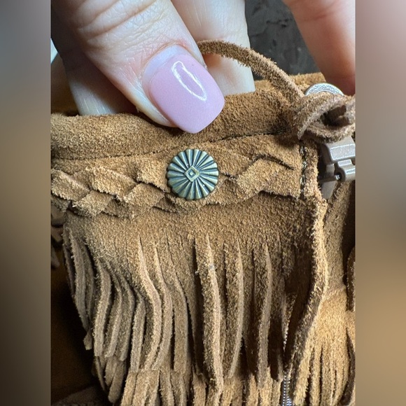 Minnetonka Kids Tall Moccasins 3 layer fringed metal studs inside zip sz 3 used - Picture 9 of 11